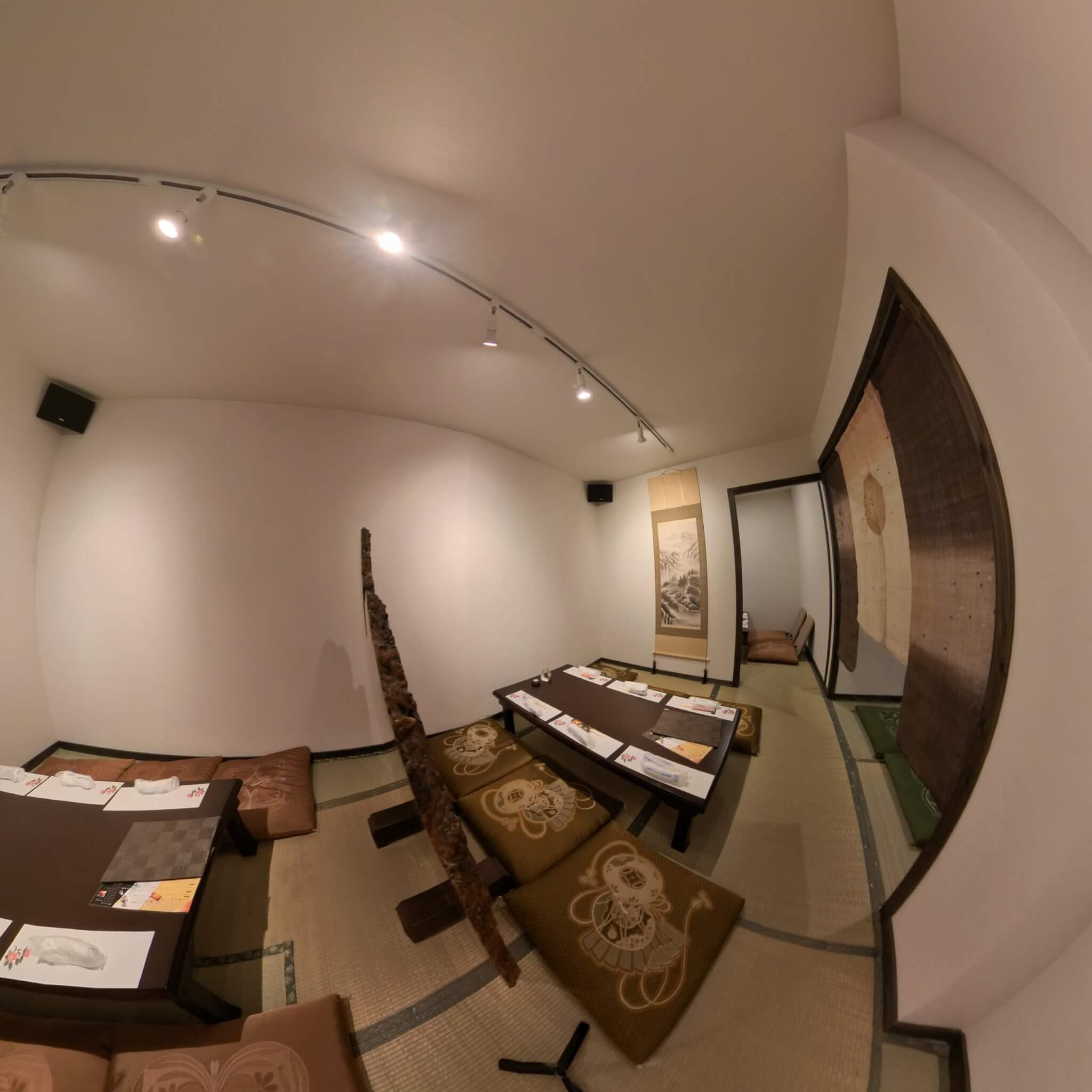 kojinmori 新お座敷 ― 天然木の一枚板と畳が彩る和の空間